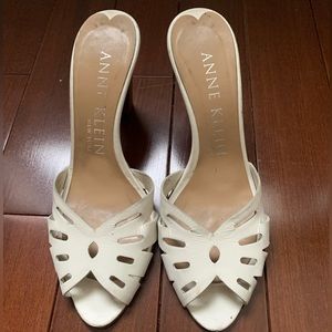 Anne Klein slip on white butterfly thick heels size 6 peep toe